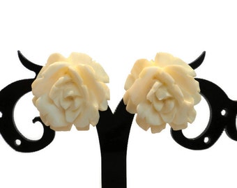White Rose Earrings, Rose Clip Earrings, Carved Rose Earrings, Rose Earrings, Rose Jewelry, White Earring, White Jewelry, White Clip Earring