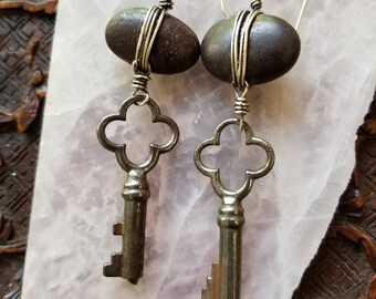 Earrings. Vintage Skeleton Keys. 2 Smooth River Rocks From Alaska. Sterling Silver. Wire Wrapped Rocks. Bohemian. Casual.