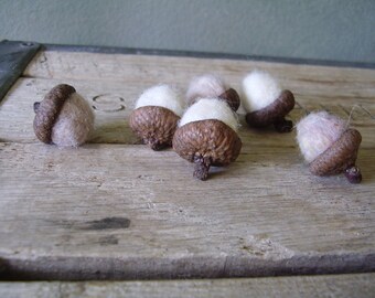 Felted acorns, set of 6, Gentle White and Grey, white felt acorns, grey wool acorns, fairy house acorns, waldorf acorns, winter home decor