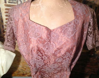 50's slub pink lace shapely top. 38x30x21 length. Zip at back. Lined. Pretty!