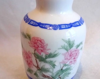 A stunningly beautiful Vintage Japanese miniature vase