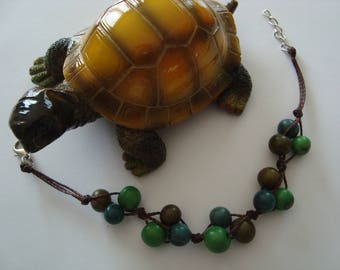 Bracelet in shades of green acais seed