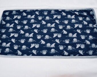 Spade/pad with white polar bear baby