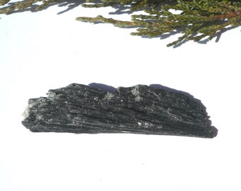 Raw kyanite Black kyanite Kyanite crystal Natural kyanite Stone kyanite 9.7 g Mineral specimens Healing Crystals and Stones