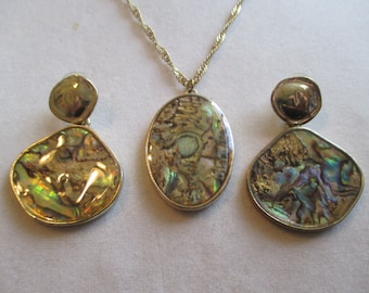 Abalone Gold Tone Pendant Necklace With Matching earrings & Rope Chain