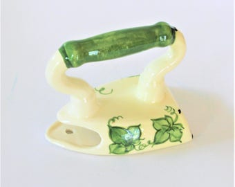 Vintage flat iron-shaped wall pocket, white and green ceramic wall pocket, farmhouse décor, cottage décor