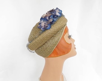 Woman's 1940s hat, vintage chapeaux taupe straw, blue flowers, back flap
