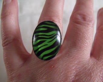 LIQUIDATION green and black oval glass cabochon ring