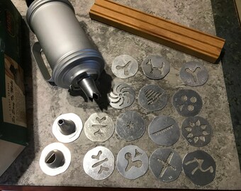 1958 Mirro Cooky Pastry Press + 14 Disc, 3 Tips and Original Box and Recipe Booklet