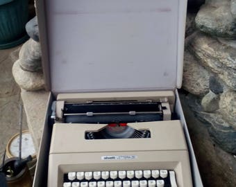 Old Spain typewriter - Retro typewriter - Made in Spain - Vintage typewriter - Olivetti LETTERA 25 - Working typewriter - Office decor