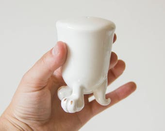 Ceramic salt and pepper shakers with paws