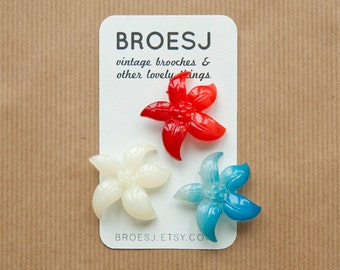 Flower brooch blue red white plastic
