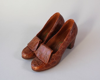 1940s Reptile Pumps / Vintage World War Two Era 40s Brown Reptile Heels / 1930s 1940s Shoes
