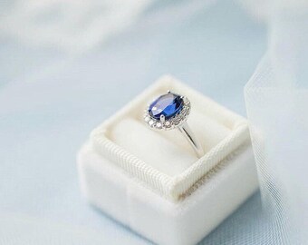 Velvet Ring Box in Ivory Vintage Style