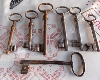 French vintage set of 7 Keys