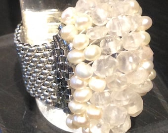 Beaded ring with white pearls and moonstone