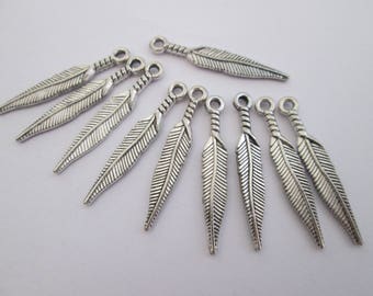10 breloque fine plume 29 x 5 mm en métal argenté
