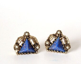 blue Selro earrings . 1950s costume jewelry clip on earrings . triangle earrings . thermoset earrings . thermoplastic earrings