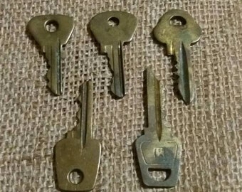 Set of 5 Vintage Keys. Flat Keys. Old Keys. Steampunk Keys. Strange Keys. Salvaged Keys