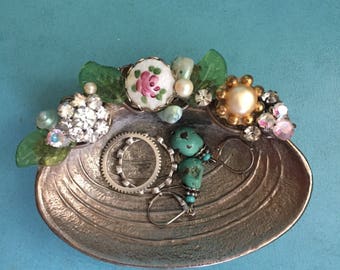 Sweet Vintage style | BeShelled | Bejeweled | aged metal clamshell jewelry ring holder | Shabby Chic | Farm-style |