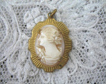 Vintage Hand Carved Shell Cameo Pendant