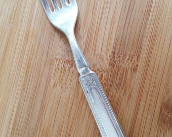 Antique Wm Rogers Son 1910 DAISY/NEW DAISY Solid Indented Dinner Fork 7 1/2"