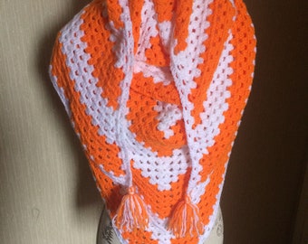 Two-tone granny shawl