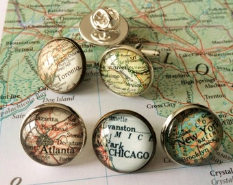 CARTE personnalisée épingle à cravate / personnalisé carte Tie Tack / cadeau garçons d’honneur / vous choisissez emplacement Vintage carte Lapel pin stuffer de bas / boîte-cadeau