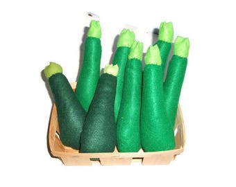 Set of 2 carrots felt for dinette or market
