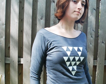 SALE - size small - Graphic tee for women, womans tops tshirts, silkscreen womens t-shirt, womens tees, gray 3/4 sleeve with triangle design