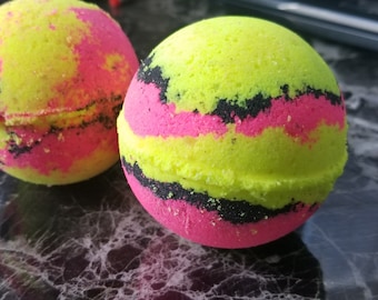 Femme Fatale - Yellow Pink and Black bath bomb that smells of cake and candy