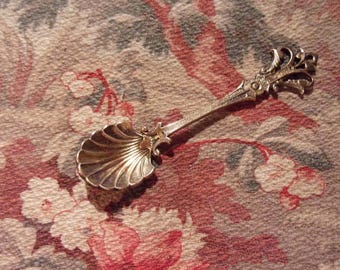 A very nice old spoon salt cellar, shell and fleur de lis
