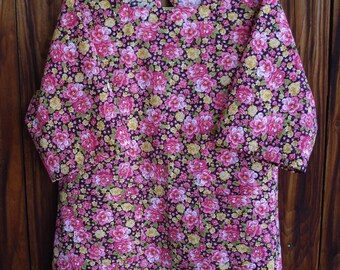 SIZE 14-16 The Mama San Mamasan Kappogi Full Coverage Smock Apron in Pink Rose Print on Black- Size Medium (14-16)