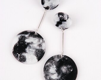 Earrings, contrastful black and white pendulas, made of resin and sterling silver