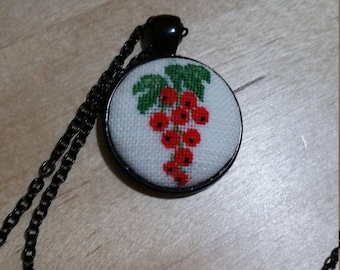 Petit point/necklace red currant