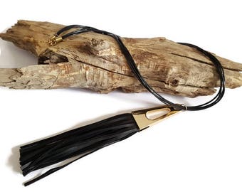 Black necklace and triangle dorependentif