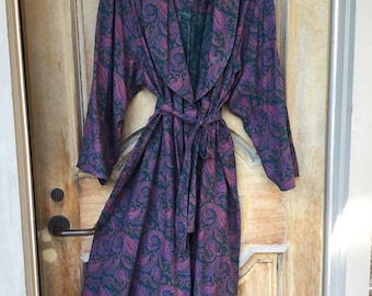 Viyella paisley robe by Notte Unisexe, the luxurious lightweight fabric blend 80-20 cotton/wool, one sz purple paisleys on dk green, 50