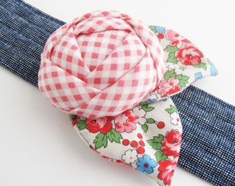 Flower Wrist Pin Cushion Cuff | Wrist bracelet pincushion is a pretty and useful sewing tool for yourself or a nice gift for those who sew.