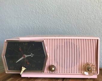 Vintage Pink RCA Victor Model C-1F Clock Radio Tube Table Radio