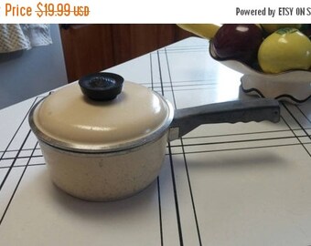On Sale Shabby Chic Vintage Kitchen Pale Yellow Club Cooking Pot with Lid Cast Iron Sauce Pan