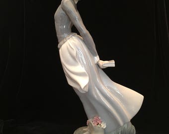 Lladro Sea Breeze Wind Blown Girl No. 4922