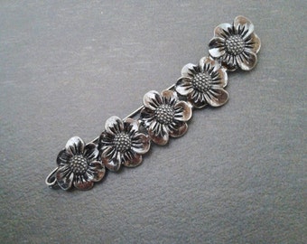 Brooch 8.8 cms flowers metal color darkened silver