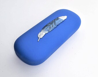 Eyeglasses case with feather