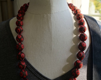 Necklace black and red balls