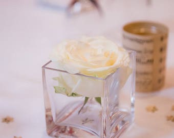 Confettis en forme de fleurs en papier à partition vintage