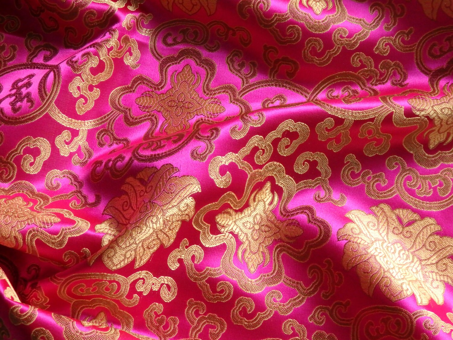 Фуксия и золото. Gold Brocade фуксия. Обои с золотом фуксия. Светлая фуксия, золото,.