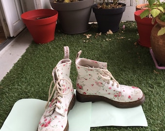 Doc Martens white floral size 5UK / 38 FR / 7 US