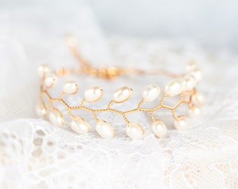 692 Gold pearl bracelet, Bridal pearl bracelet, Gold bracelet, Pearl wedding bracelet, Bracelet for bride Wedding jewelry Bridal accessories