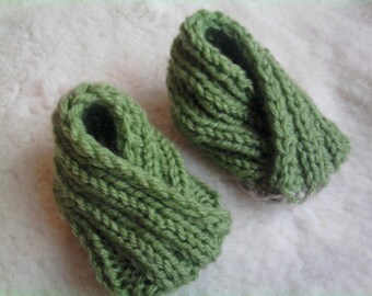 Warm toes - birthstone shape box, hand knitted baby booties
