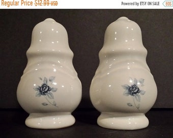 Pfaltzgraff Salt and Pepper Shakers, Poetry Pattern, Blue flower Pfaltzgraff shakers, Vintage Pfaltzgraff Poetry Shakers, bone white